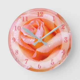 Schöne rosa Raindrop Sprinklerfarbene Rose Runde Wanduhr