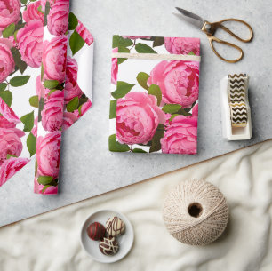 Schöne rosa Rosenblüten auf weißem Bastelpapier od Geschenkpapier