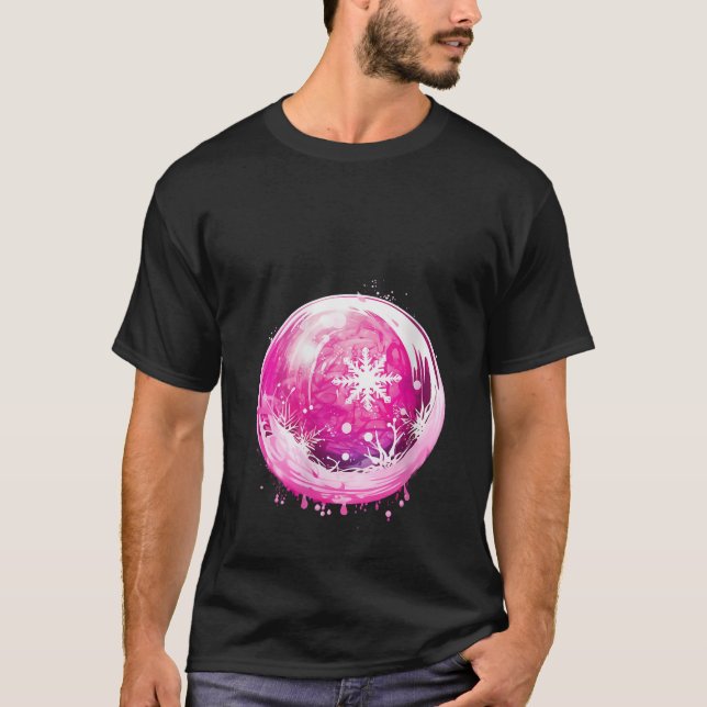Schöne rosa Weihnachtskugel mit Schnee Idealer Ort T-Shirt (Vorderseite)