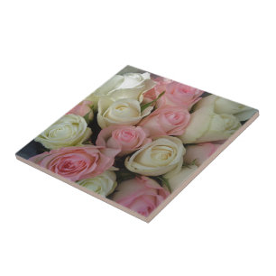 Schöne rosa weiße Rosen Blumenstrauß Fliese
