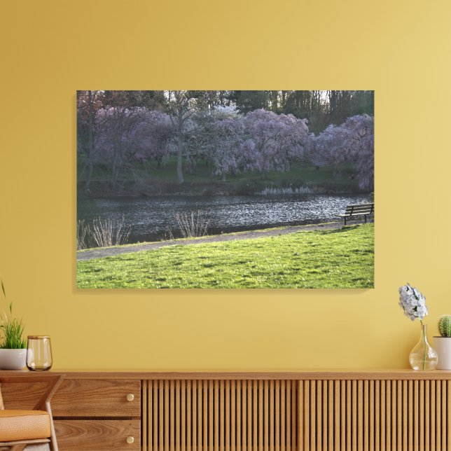 Schöne, rosafarbene, geflochtene Bäume durch Teich Leinwanddruck (Insitu (Wohnzimmer))