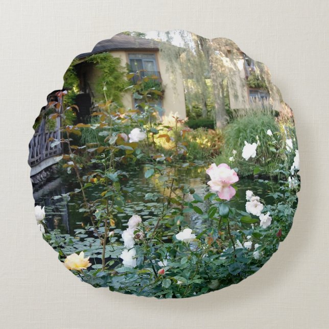Schöne Rose Garten und Teich Rundes Kissen (Vorderseite)