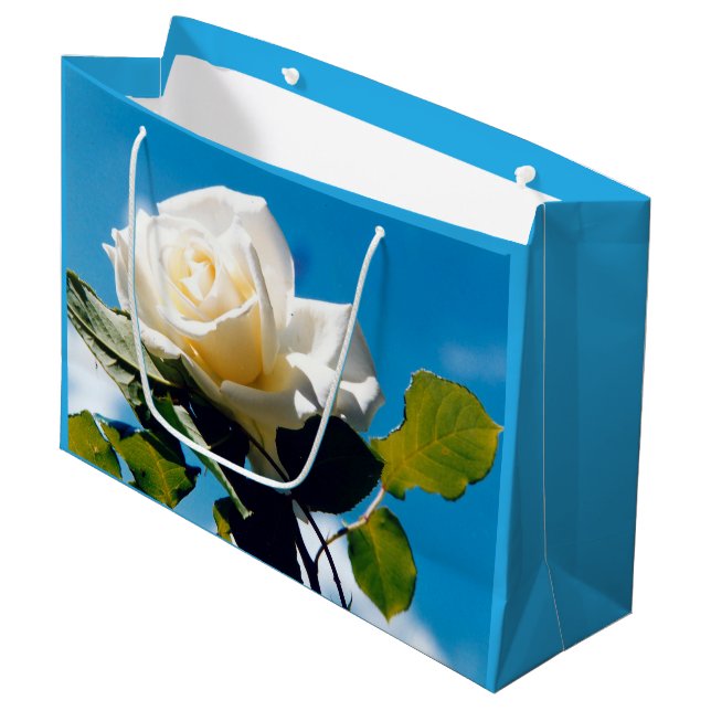 Schöne Rose ist White Sky Blue Große Geschenktüte (Vorderseite Schrägansicht)