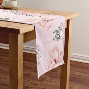 Schöne Rose mit Blumenwasser Kurzer Tischläufer