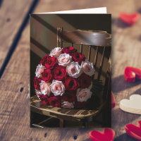 Schöne Rosen auf einem rustikalen Stuhl | Valentin