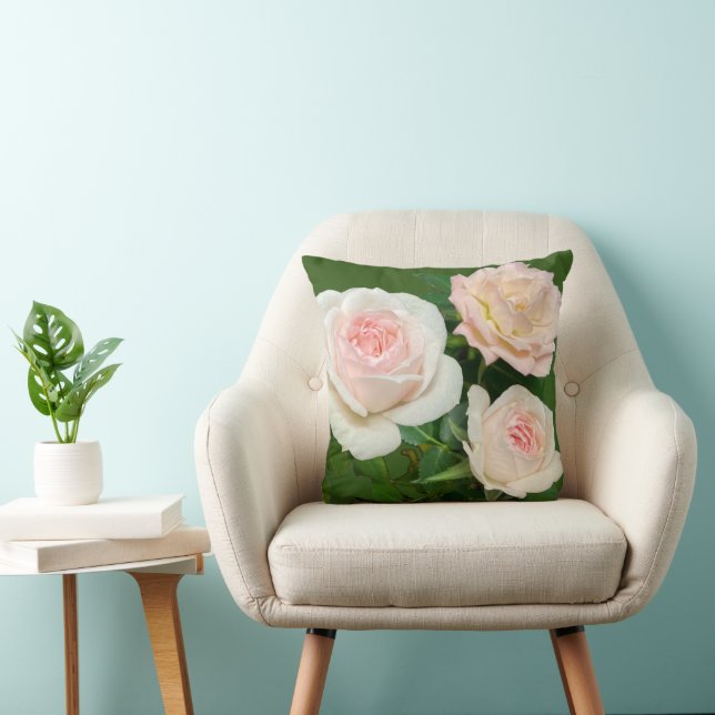 Schöne Rosen in weißem Rosa Kissen (Stuhl )