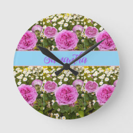 Schöne Rosen und Milchblumen Runde Wanduhr