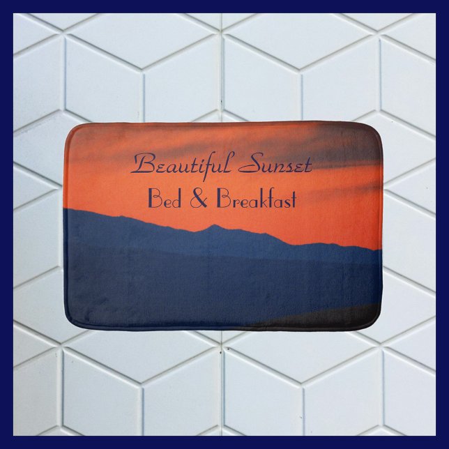 Schöne Rot-Sonnenuntergang Bed and Breakfast Plush Badematte (Von Creator hochgeladen)