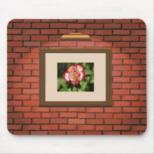 Schöne Rot-Weiß-Rose an einer Ziegelmauer Mousepad