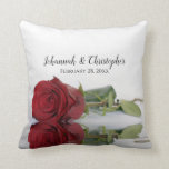 Schöne Rote Rose Wedding Memento Kissen<br><div class="desc">Dieses wunderschöne Kissen eignet sich perfekt zum Gedenken an Ihren besonderen Tag. Es zeichnet sich durch ein wunderschönes Design aus, mit einem Single, dessen rote Rose sich in einem Wasserbecken mit Wellengang und Wellengang spiegelt. Oben sind die Namen des Paares in laky Skript Kalligraphie, und das Hochzeitstag.</div>