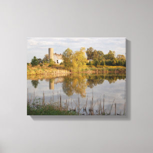 Schöne Scheune und Bauernhof reflektiert im Teich Leinwanddruck