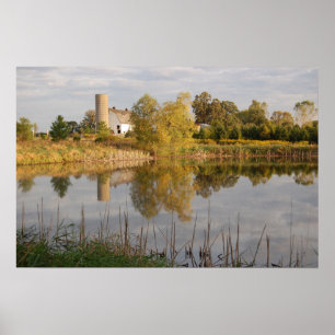 Schöne Scheune und Bauernhof reflektiert im Teich Poster