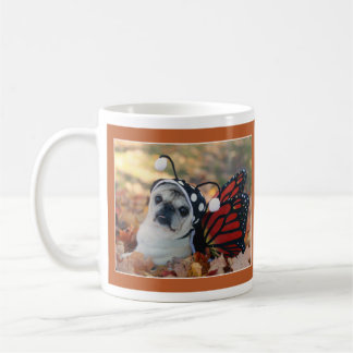 Schöne Schmetterlings-Mops-Tasse durch Möpse und Kaffeetasse