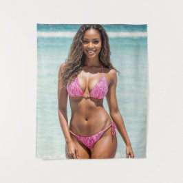 Schöne schwarze Frau in rosa Bikini Wandteppich