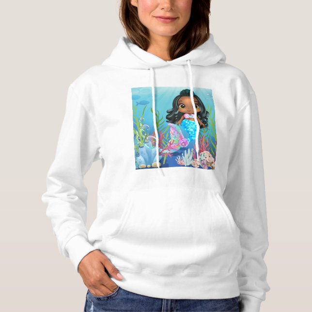 Schöne schwarze Meerjungfrau spielt im Meer Hoodie (Vorderseite)