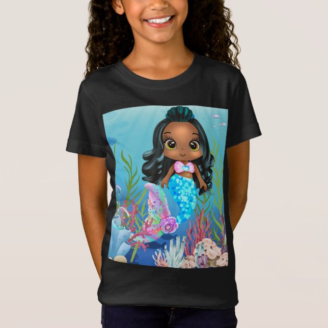 Schöne schwarze Meerjungfrau spielt im Meer T-Shirt (Vorderseite)