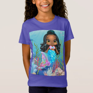 Schöne schwarze Meerjungfrau spielt im Meer T-Shirt