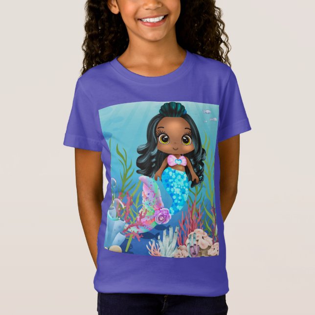 Schöne schwarze Meerjungfrau spielt im Meer T-Shirt (Vorderseite)