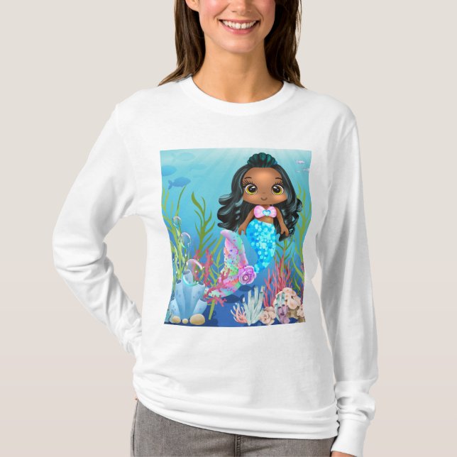 Schöne schwarze Meerjungfrau spielt im Meer T-Shirt (Vorderseite)