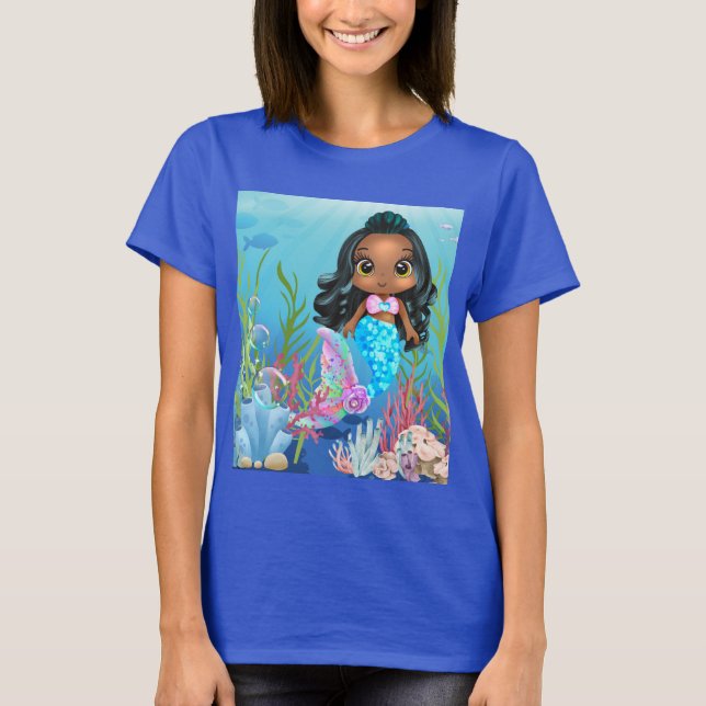 Schöne schwarze Meerjungfrau spielt im Meer T-Shirt (Vorderseite)