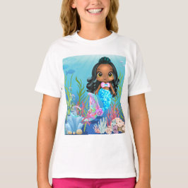 Schöne schwarze Meerjungfrau spielt im Meer T-Shirt