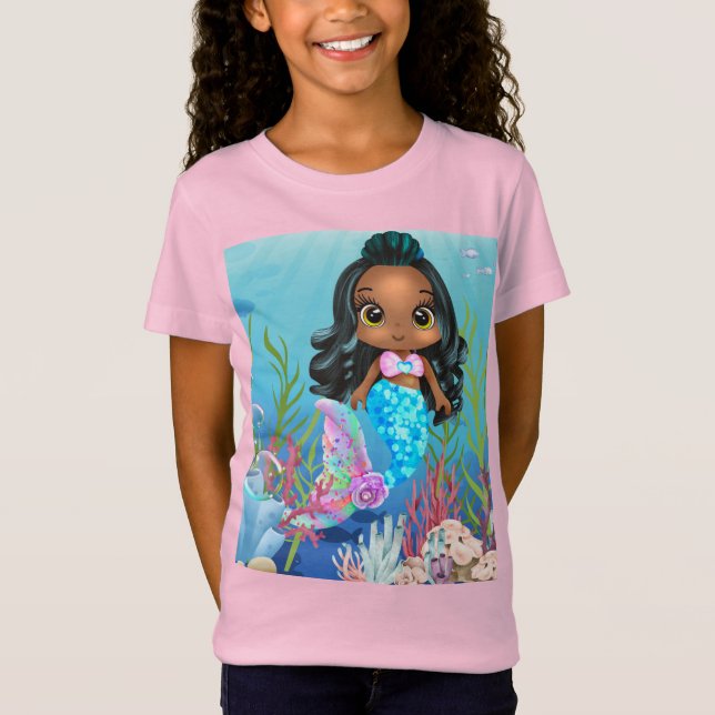 Schöne schwarze Meerjungfrau spielt im Meer T-Shirt (Vorderseite)