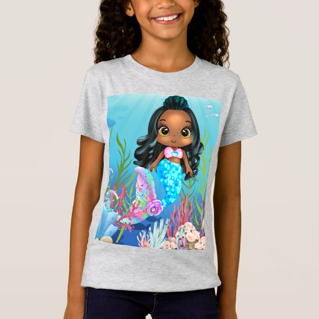 Schöne schwarze Meerjungfrau spielt im Meer T-Shirt (Vorderseite)