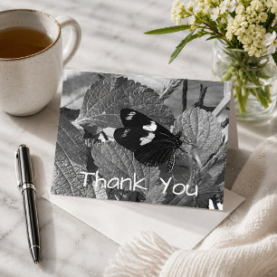 Schöne schwarze und weiße Schmetterling Danke Postkarte