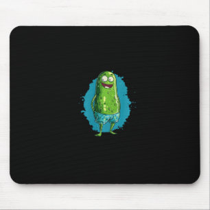 Schöne Schwimmgurke in Shorts für Pool und Urlaub Mousepad