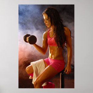 Schöne, schwitzige Frau, die Dumbell austrainiert Poster