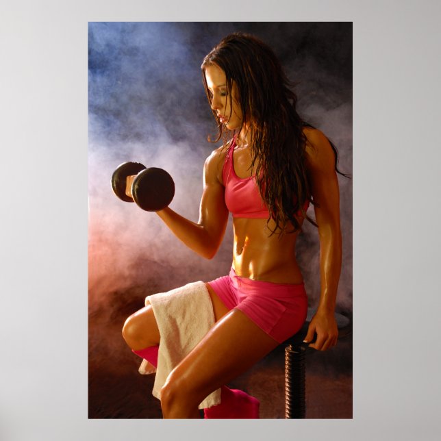 Schöne, schwitzige Frau, die Dumbell austrainiert Poster (Vorne)