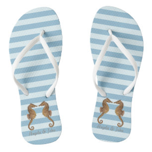 Schöne Seepferde in Liebe auf hellblauen Streifen Flip Flops