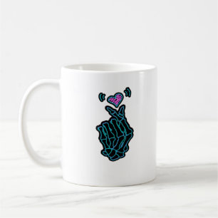 Schöne Skeletthandschuhe mit einem Herzsignal für  Kaffeetasse