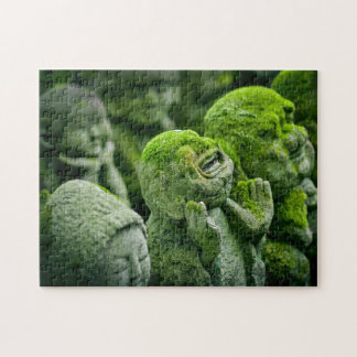 Schöne skulptierte Gesichter mit Moss-Puzzle