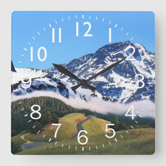 Schöne Snowy Mountain Szene Quadratische Wanduhr (Vorderseite)