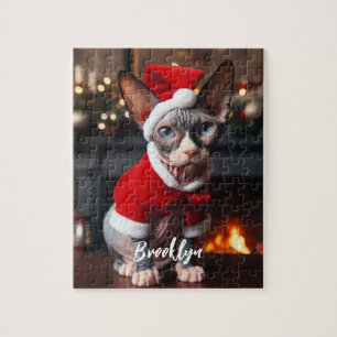 Schöne Sphynx Katze in Weihnachtsmannmütze
