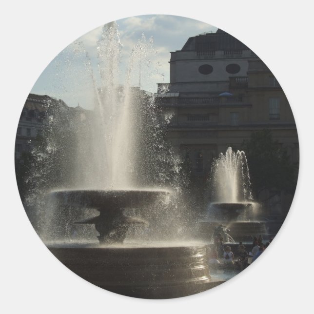 Schöne Springbrunnen mit Lady auf der Hochsäule I Runder Aufkleber (Vorderseite)
