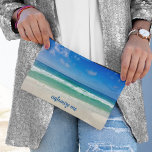 Schöne Strandfotografie Personalisierter Urlaub Zubehörtasche<br><div class="desc">Diese coole Kosmetiktasche für den Strandurlaub ist ideal für ein Souvenir am Meer aus Ihrem Küstenurlaub. Ein wunderschönes Meeresfoto,  aufgenommen im idealen Urlaubsort Destin,  Florida. Das wunderschöne grüne Wasser von Sandestin weht bis zum sandigen Ufer unter dem ruhigen blauen Himmel,  um den perfekten Trip Accessoire Beutel zu machen.</div>