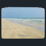 Schöne Strandfotografie Sandpiper Monogram iPad Air Hülle<br><div class="desc">Wunderschönes iPad Gehäuse mit herrlicher Küstenfotografie mit einem hübschen Sandpiper stehend am Ufer der Ozeanwellen an einem sonnigen Sommertag. Schöne blaue Wellen rollen auf dem Sandstrand,  wo Ihr Name in niedlicher aquamariner Typografie personalisiert ist. Ein wunderschönes Geschenk für eine Tochter,  Mutter,  Großmutter oder Enkelin.</div>