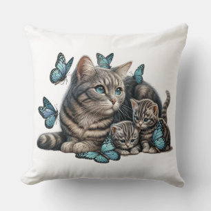 Schöne Tabby Katze mit ihren Kätzchen Kissen Kisse