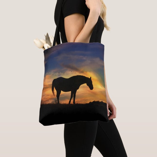 Schöne Tasche für Pferde und Sonnenaufgänge (Von Nahem)