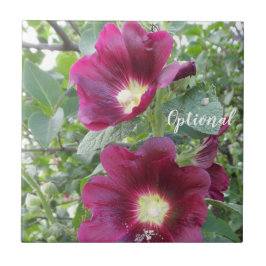 Schöne tiefrote Blume und grüne Blätter Fliese