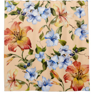 Schöne Tigerlilien und kleine blaue Blumen auf Duschvorhang