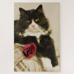 Schöne Tuxedo Katze mit Rote Rose auf Sepia<br><div class="desc">Dieses Puzzle aus dem Puzzle ist ein wunderschönes Foto einer langen,  schwarz-weißen Tuxedokatze mit einer rote Rose auf einem sepiatfarbenen Hintergrund. Ideal für Katzenliebhaber aller Art.</div>