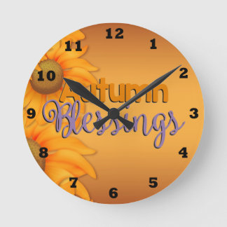 Schöne Uhr der Segen an der Wand im Herbst