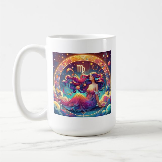 Schöne Virgo Frau mit Horoskop-Informationen auf d Kaffeetasse (Links)