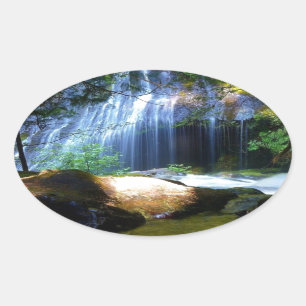 Schöne Wasserfall-Dschungel-Landschaft Ovaler Aufkleber