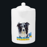 Schöne Wasserfarbe Ukraine Hund und Schmetterling<br><div class="desc">Eine schöne Art für Tierfreunde,  ihre Unterstützung für die Ukraine zu zeigen. Der hübsche Teekessel ist mit Aquarellhund Border Collie mit "Ukraine"-Text und Schmetterling in den blauen und gelben Farben der Nationalflagge auf gelbem Hintergrund ausgestattet.</div>