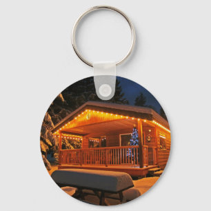 Schöne Weihnachtsbeleuchtung in Blockhütte im Schn Schlüsselanhänger