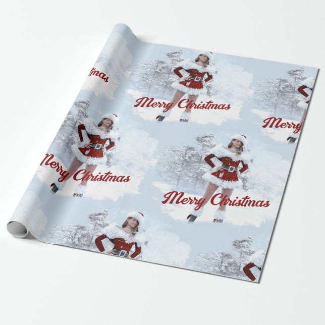 Schöne Weihnachtsfrau über den Winterschnee Geschenkpapier (Ungerollt)